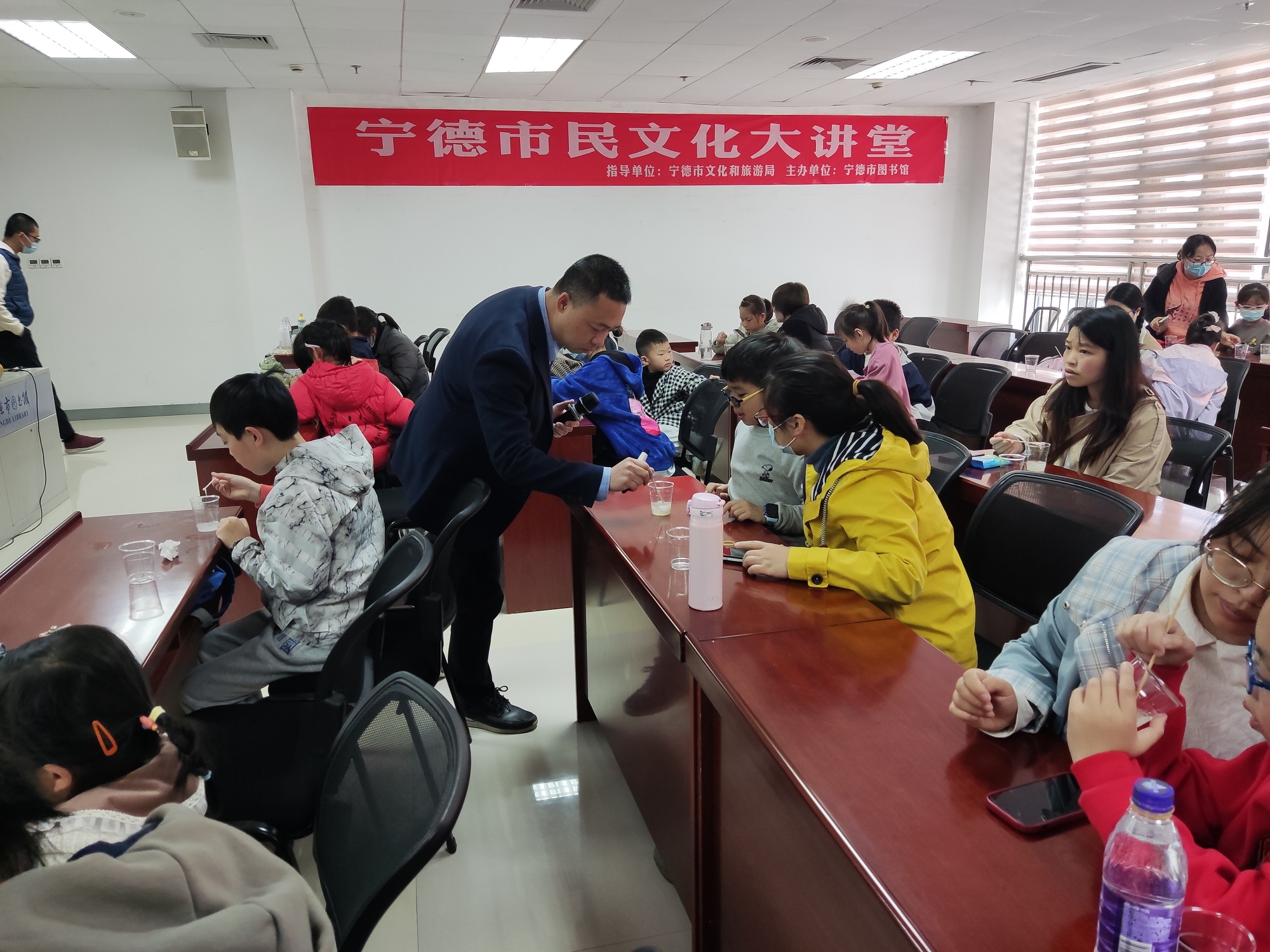 2023年4月9日 宁德市图书馆在市图书馆三楼培训教室 开展“与探索同行”科学实验系列活动 拍摄者：叶翁廷（图5）.jpg