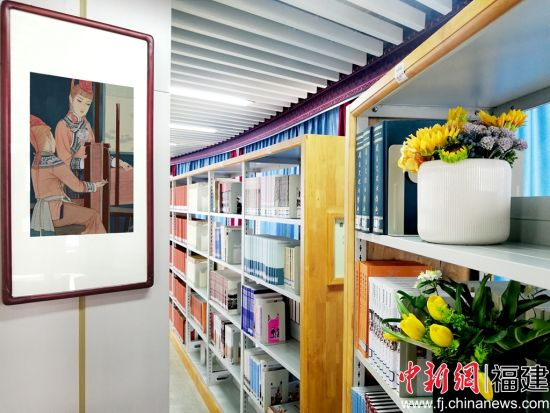 图片4 在部分墙体和柱子上挂有畲族主题的美术作品?！∶龆醋逦南鬃柿现行?供图.png