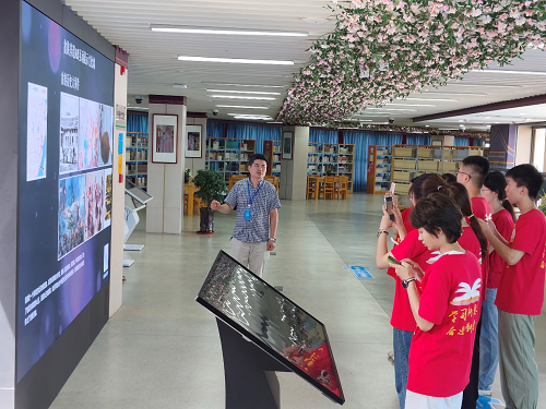 图片1 图为实践队在畲族非遗AR互动展示文化墙前进行体验.png